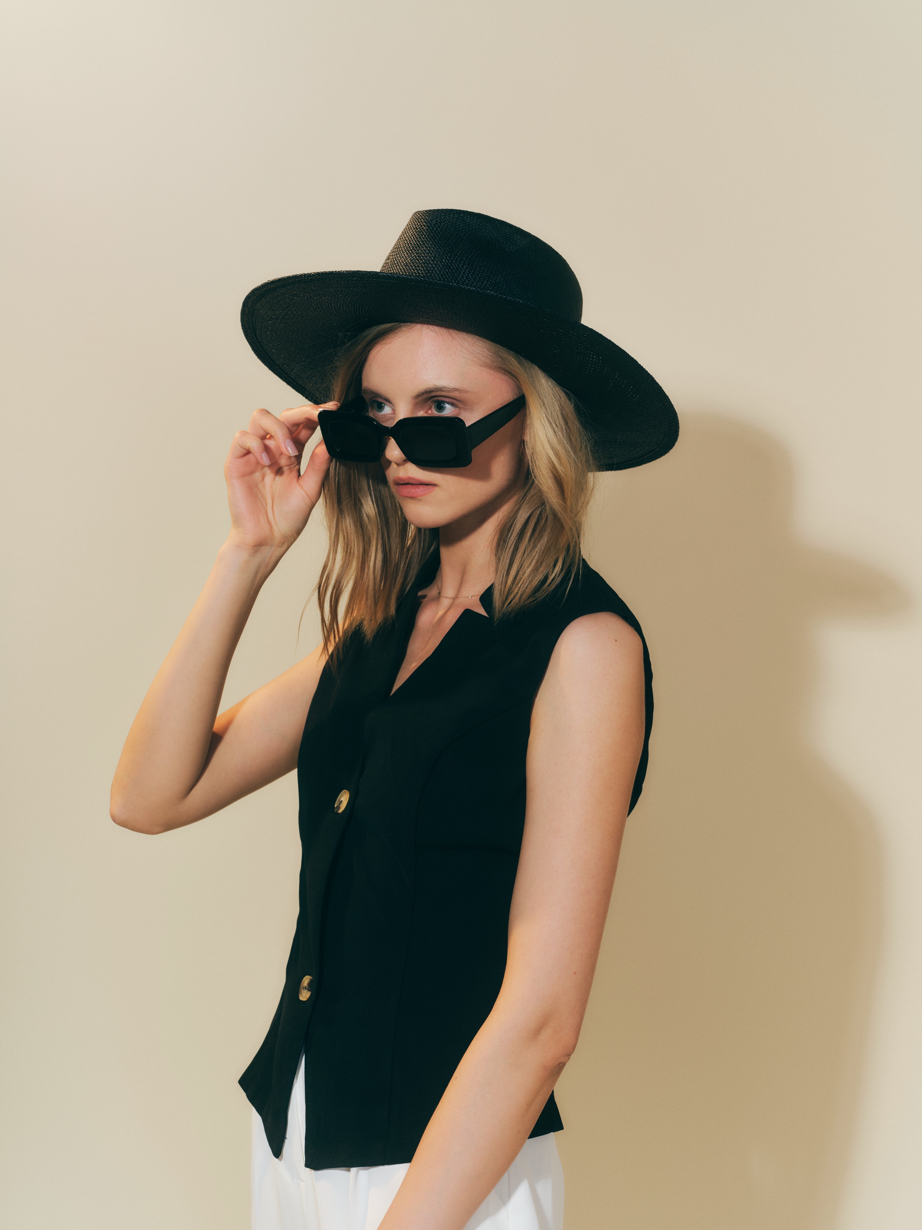 Straw Teardrop Hat - Black w/ Feather Ribbon Trim