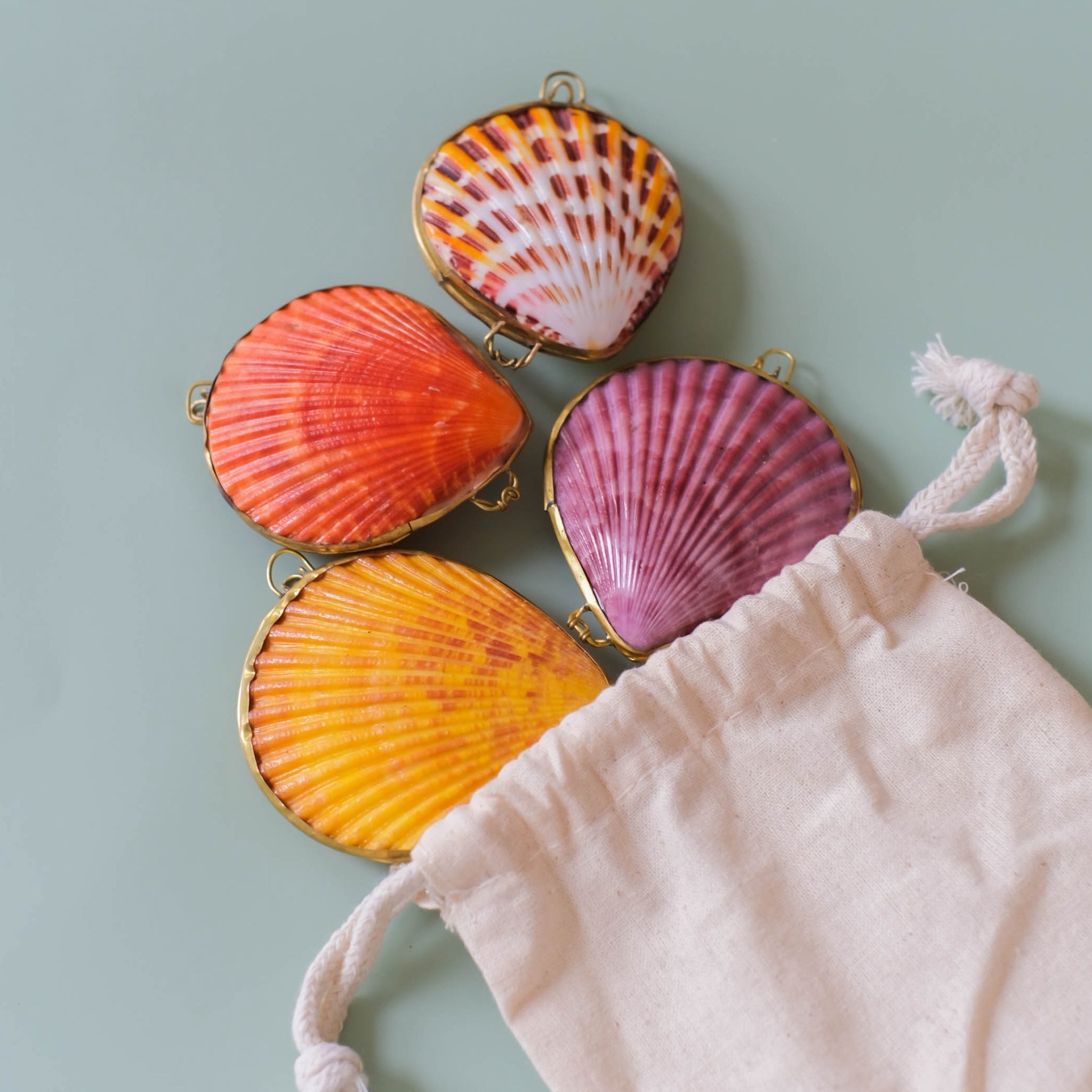 Geranium & Vetiver Perfume In Seashell Compact